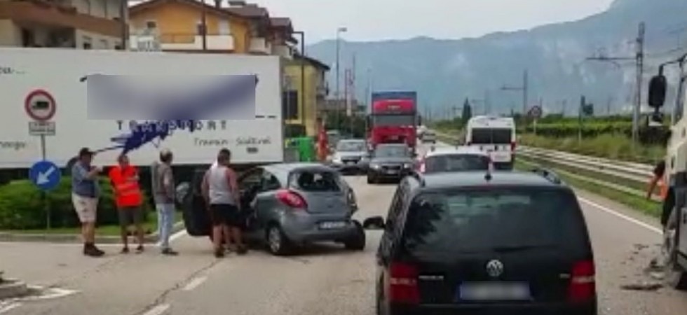 Incidente a San Michele, un mezzo pesante tampona un'auto, due feriti